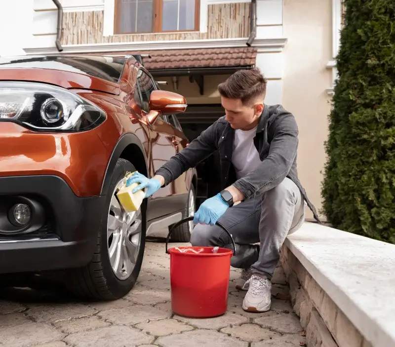 Lavage auto à domicile Ance Féas : professionnel intervenant sur un véhicule